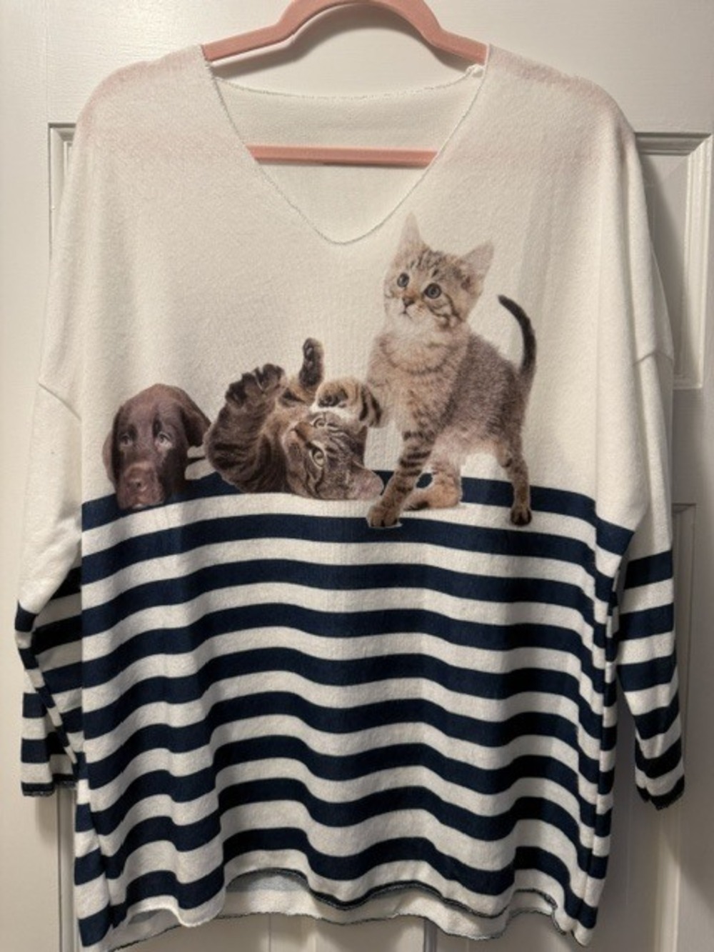 L407 | Loowie Puppy / Kittens Cozy V-Neck Printed Sweater | White | One Size S-L